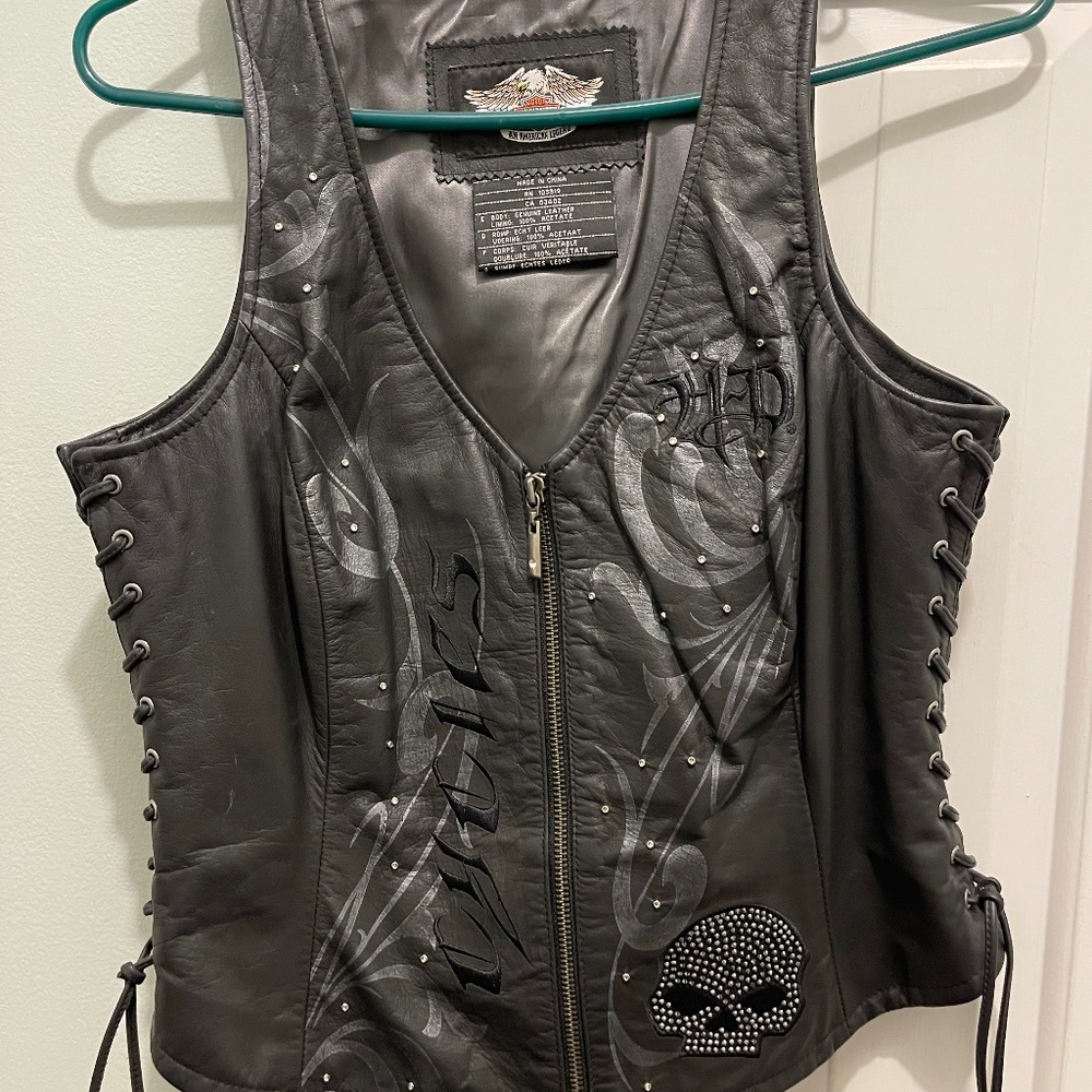 Woman’s Harley Davidson skull vest.  Black.  Size M.